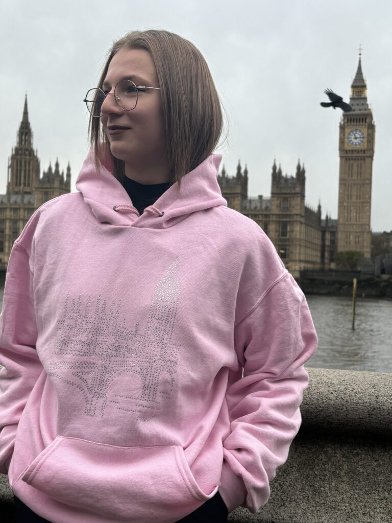 ZOBACZ, JAK BLUZY UKŁADAJĄ SIĘ NA SYLWETCE